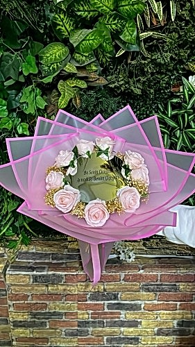 BU SENİN ÇİÇEĞİN AYNADAKİ BENİM ÇİÇEĞİM