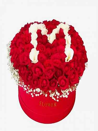 Yuvarlak Kutuda Baş Harf Güllerle