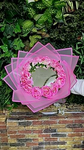 BU SENİN ÇİÇEĞİN AYNADAKİ BENİM ÇİÇEĞİM