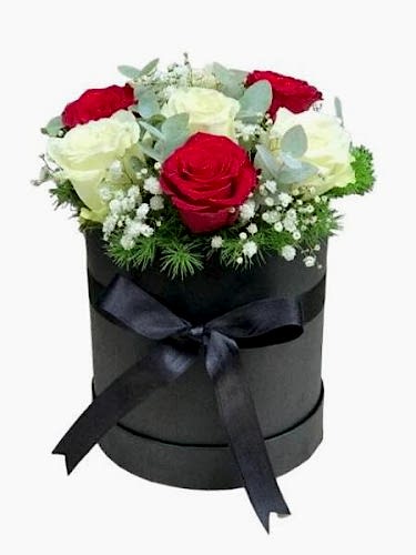 Kutuda Kırmızı Beyaz Gül